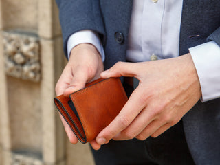 Dolce Trifold Front in hand